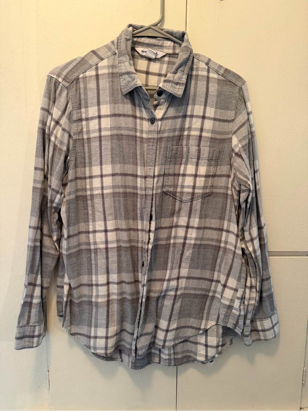 Old Navy Women's Gray and White Plaid Button-Down Shirt